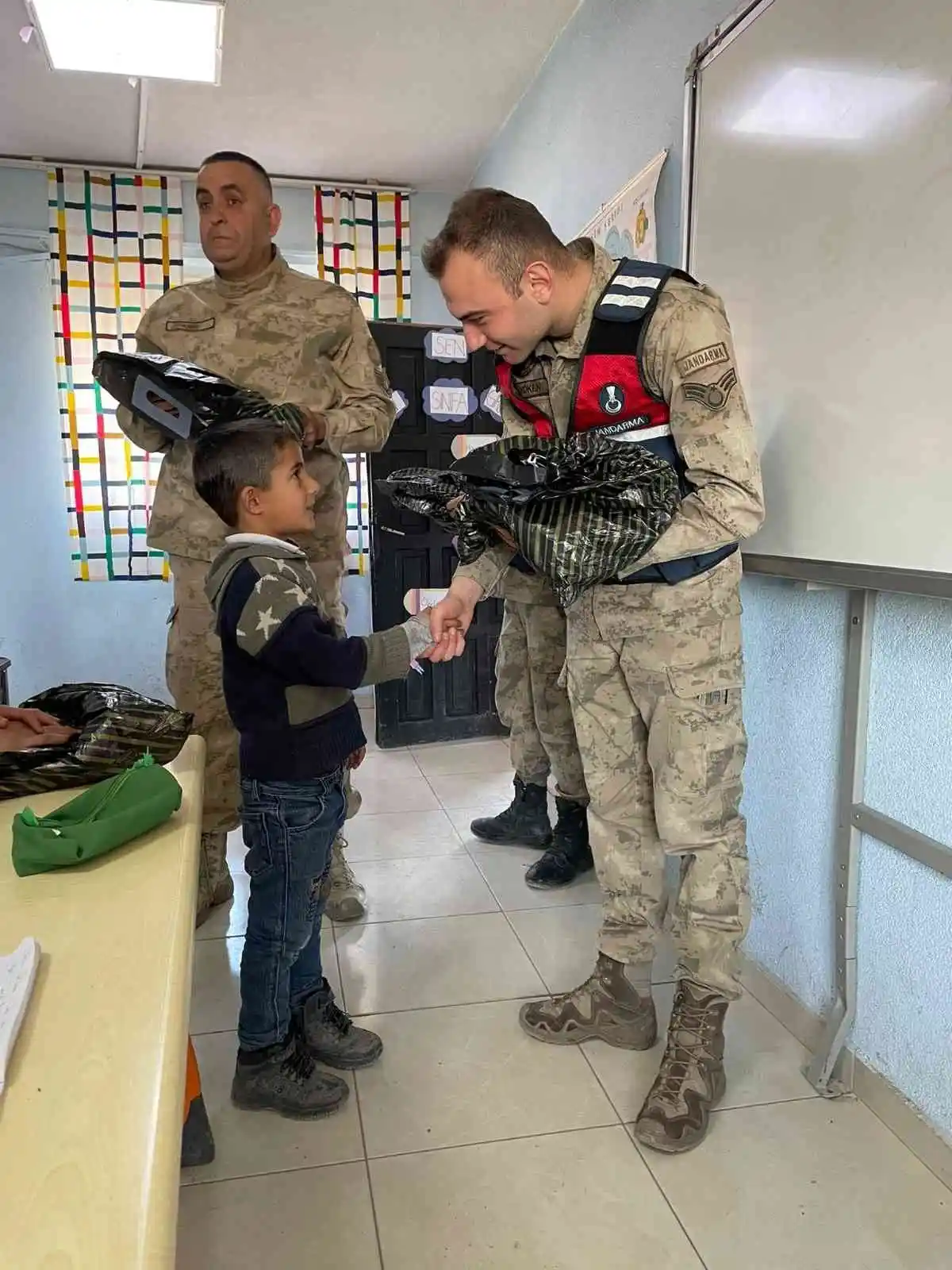 Jandarmanın hediye götürdüğü köy çocukları büyük mutluluk yaşadı