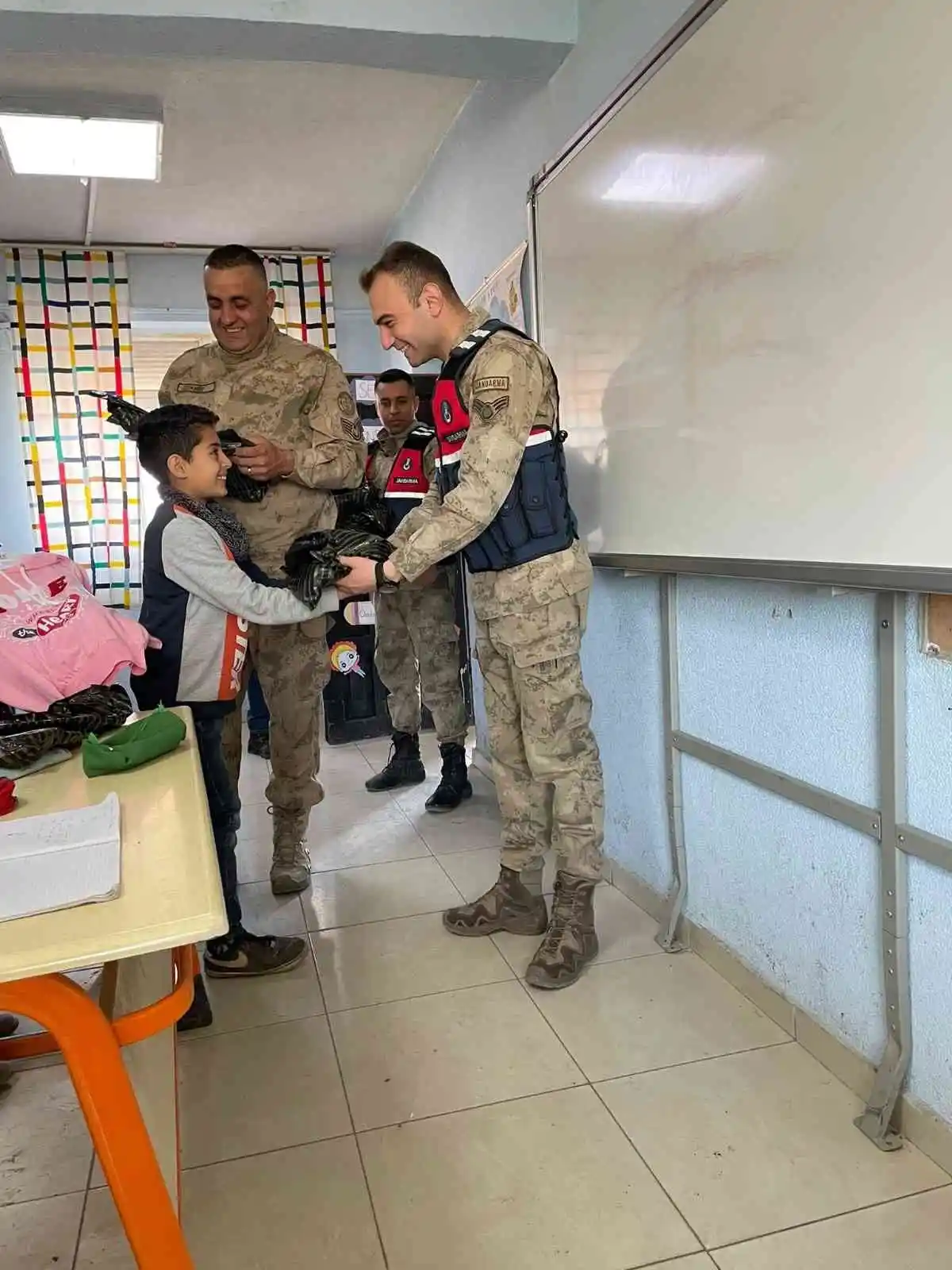 Jandarmanın hediye götürdüğü köy çocukları büyük mutluluk yaşadı