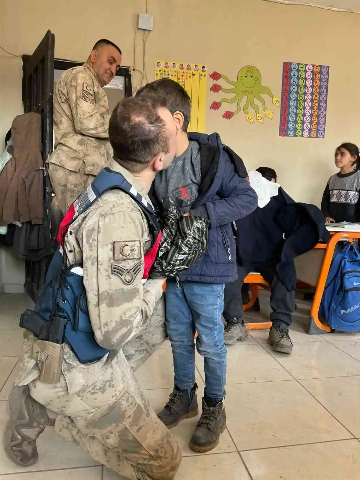 Jandarmanın hediye götürdüğü köy çocukları büyük mutluluk yaşadı