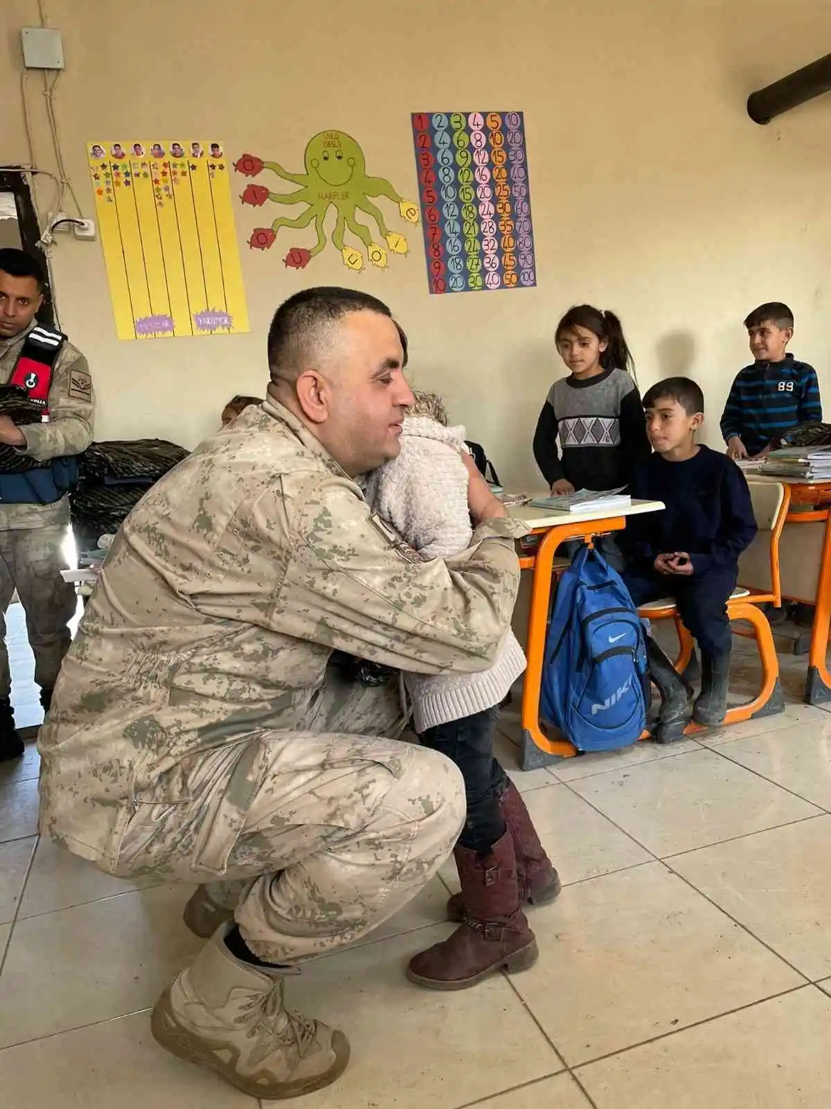 Jandarmanın hediye götürdüğü köy çocukları büyük mutluluk yaşadı