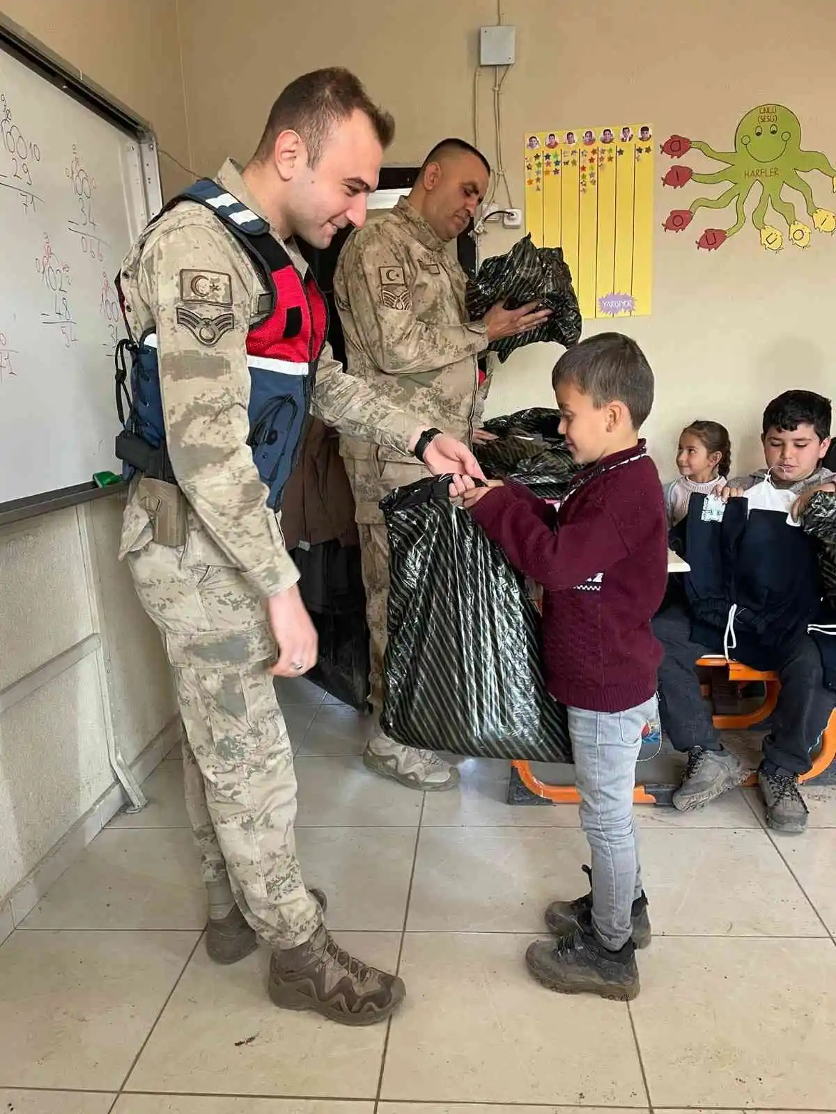 Jandarmanın hediye götürdüğü köy çocukları büyük mutluluk yaşadı