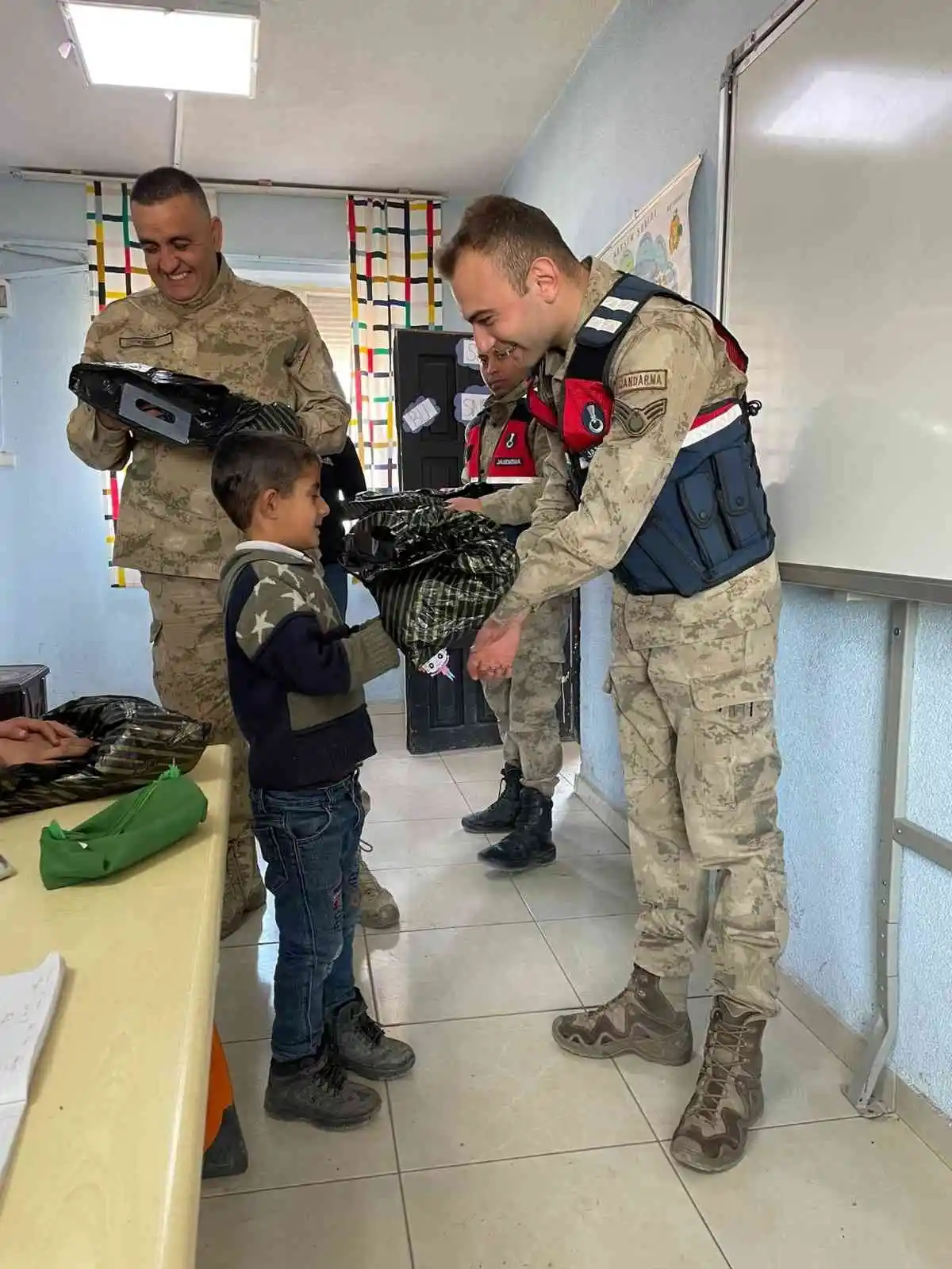 Jandarmanın hediye götürdüğü köy çocukları büyük mutluluk yaşadı