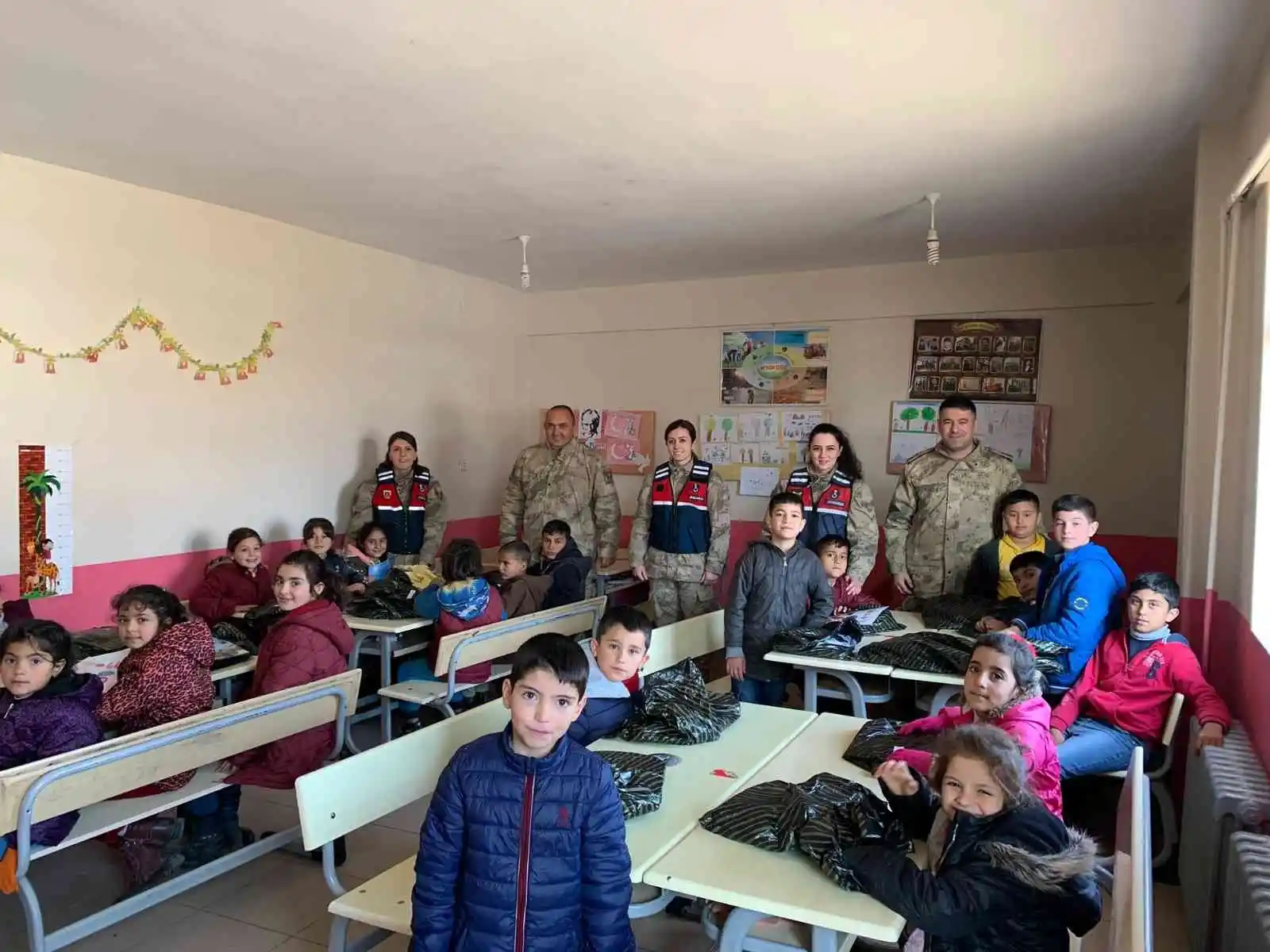 Jandarmanın hediye götürdüğü köy çocukları büyük mutluluk yaşadı