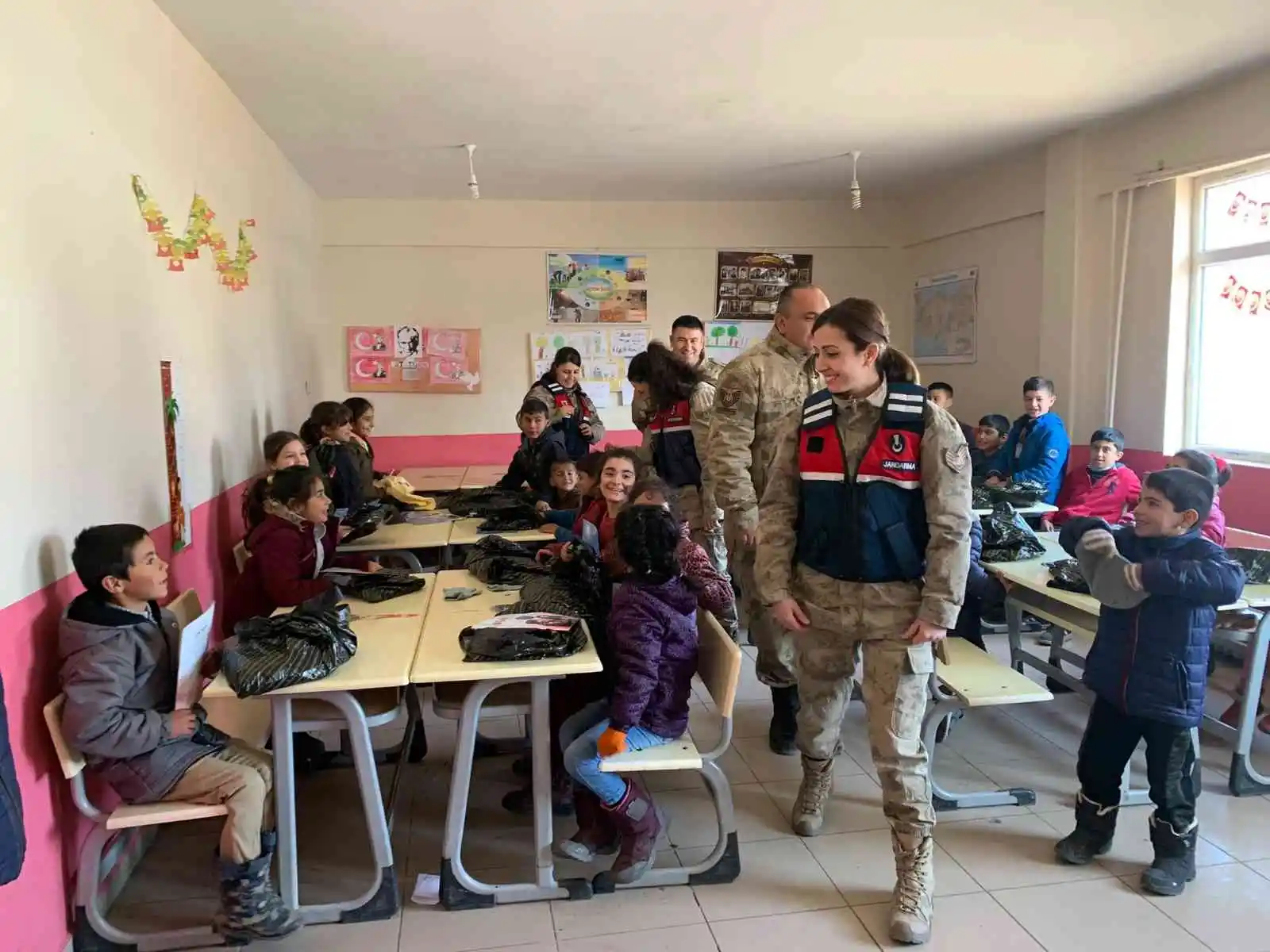 Jandarmanın hediye götürdüğü köy çocukları büyük mutluluk yaşadı