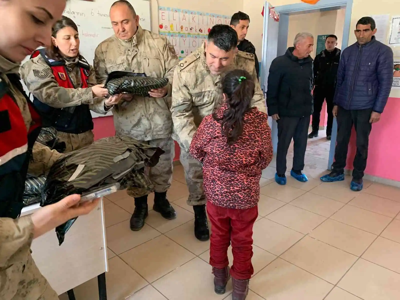 Jandarmanın hediye götürdüğü köy çocukları büyük mutluluk yaşadı