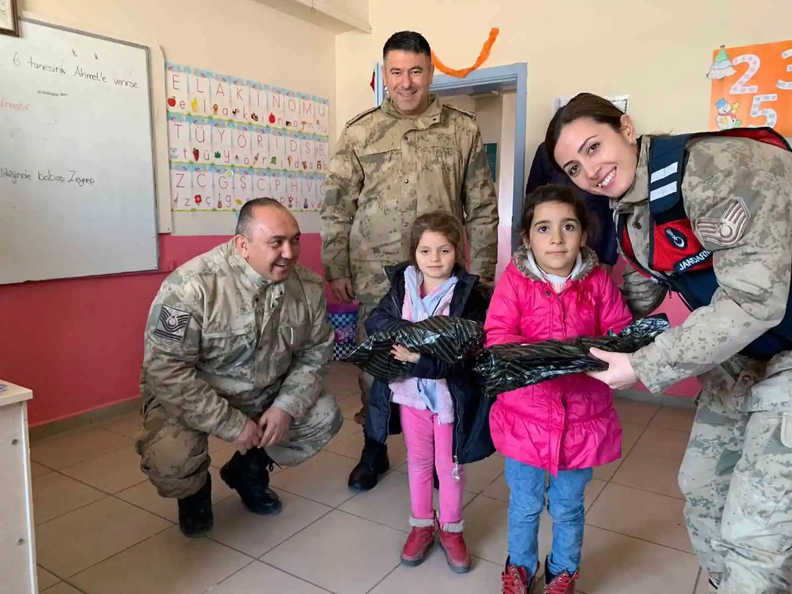 Jandarmanın hediye götürdüğü köy çocukları büyük mutluluk yaşadı