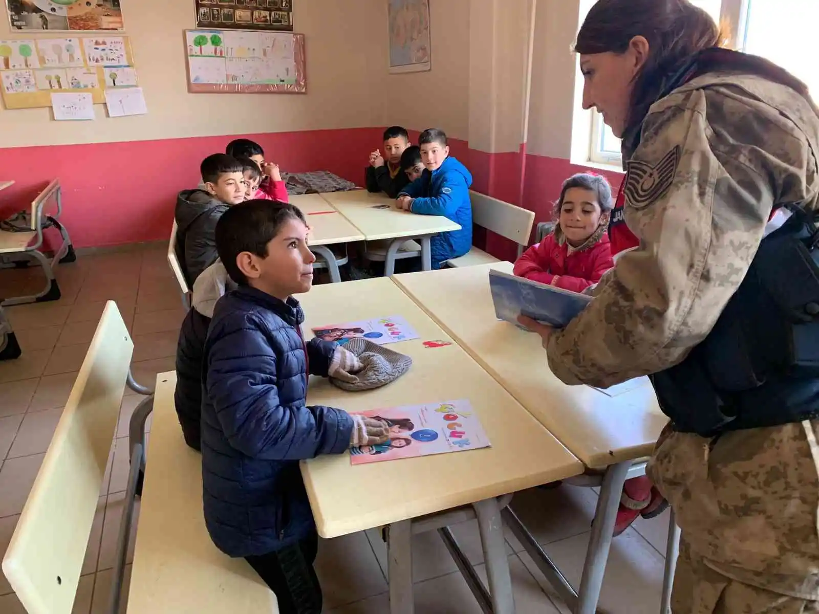Jandarmanın hediye götürdüğü köy çocukları büyük mutluluk yaşadı