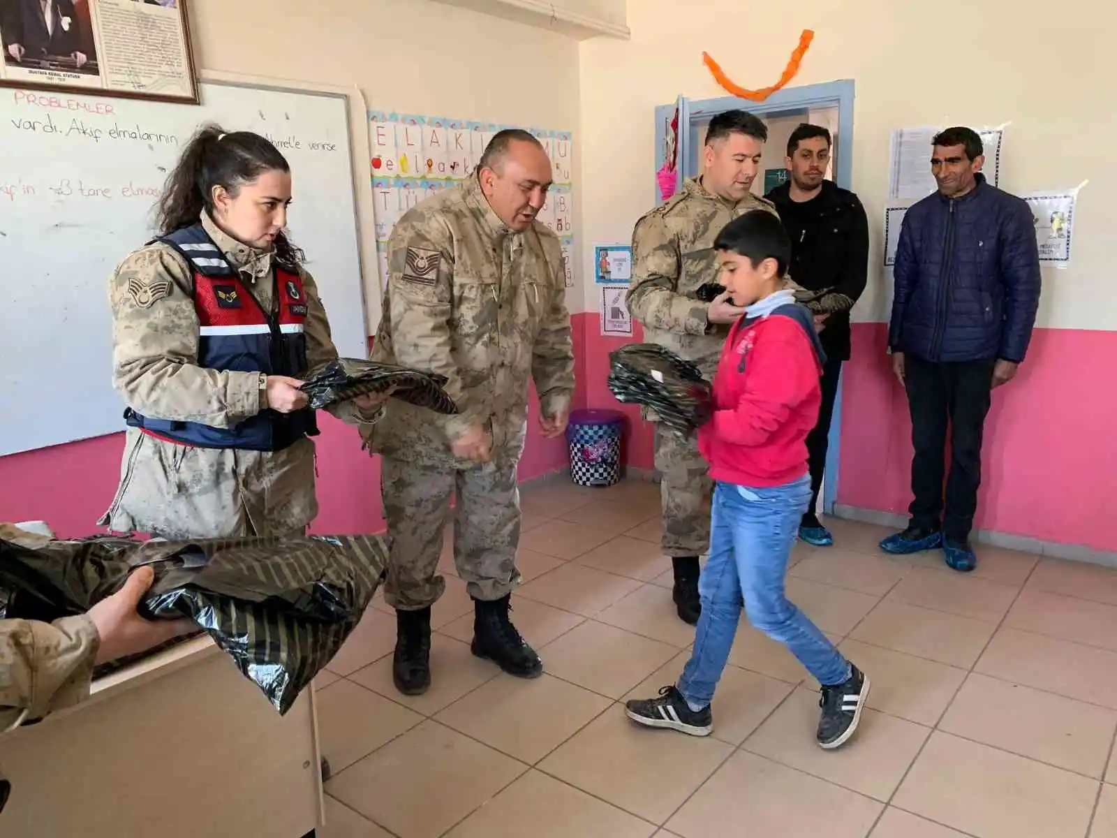Jandarmanın hediye götürdüğü köy çocukları büyük mutluluk yaşadı