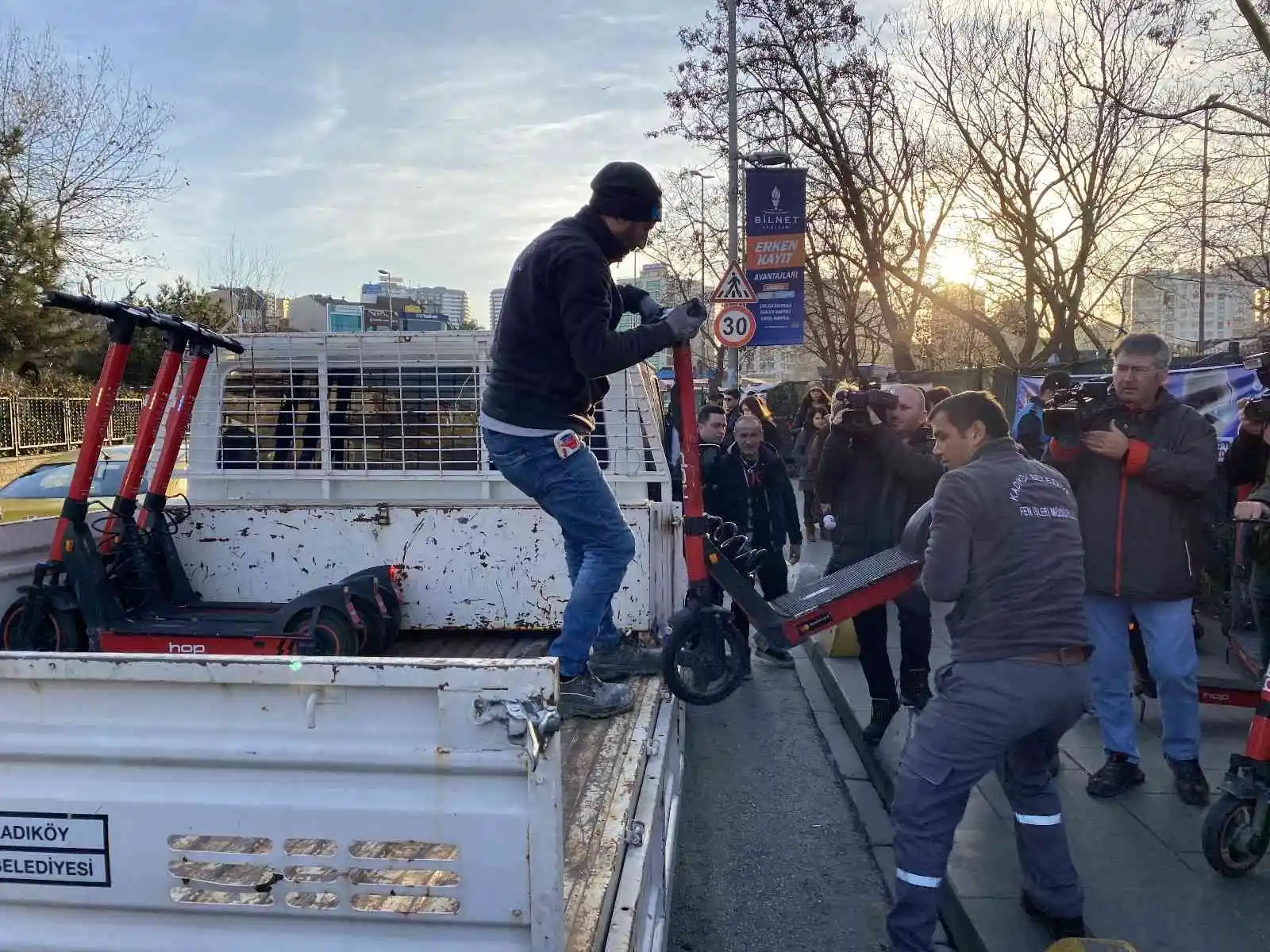 Kadıköy Belediyesi kaldırımdaki scooterları topladı
