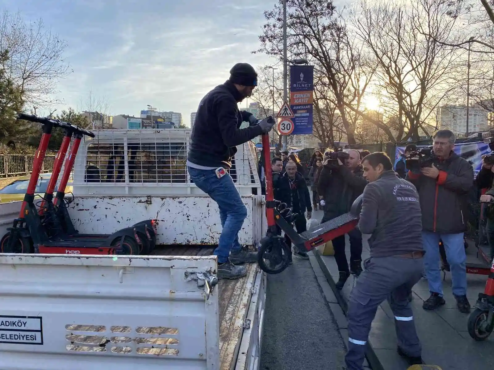 Kadıköy Belediyesi kaldırımdaki scooterları topladı
