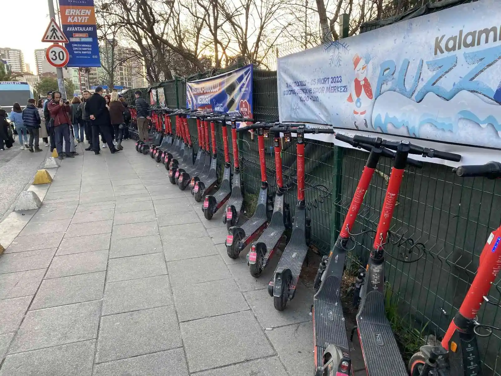 Kadıköy Belediyesi kaldırımdaki scooterları topladı