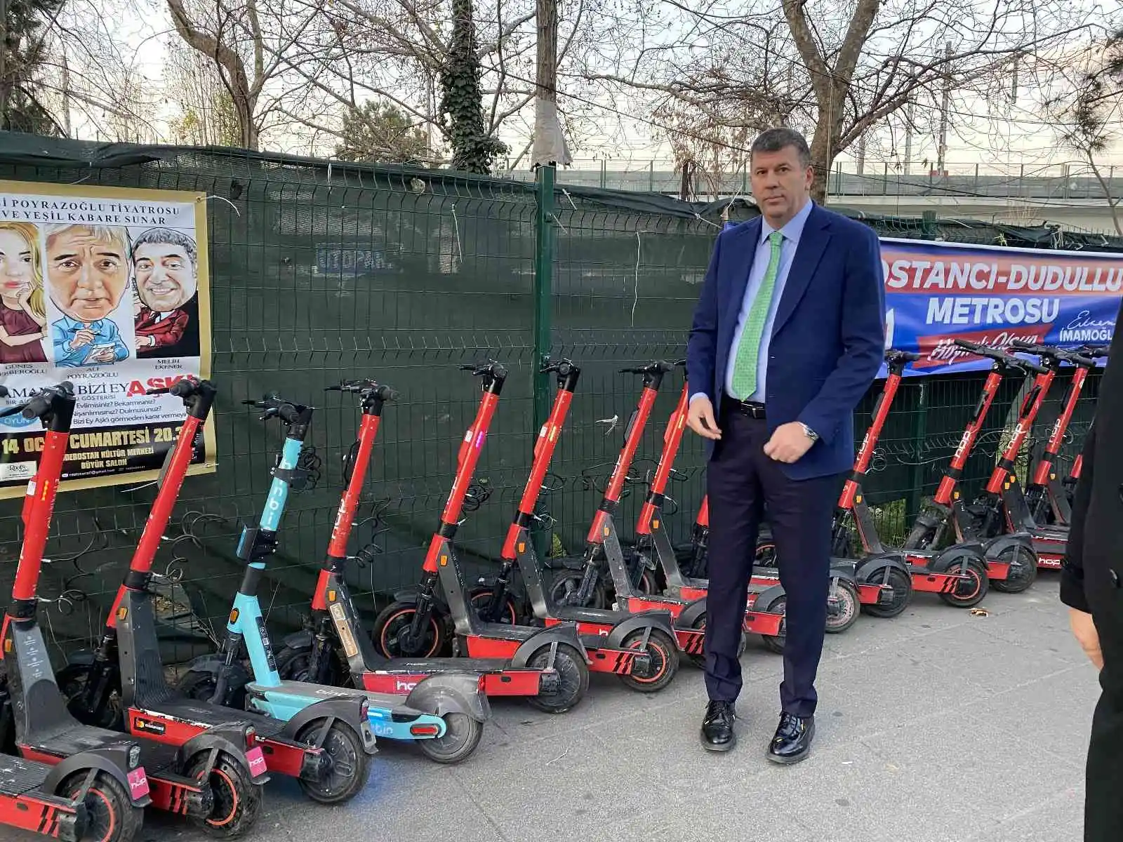 Kadıköy Belediyesi kaldırımdaki scooterları topladı