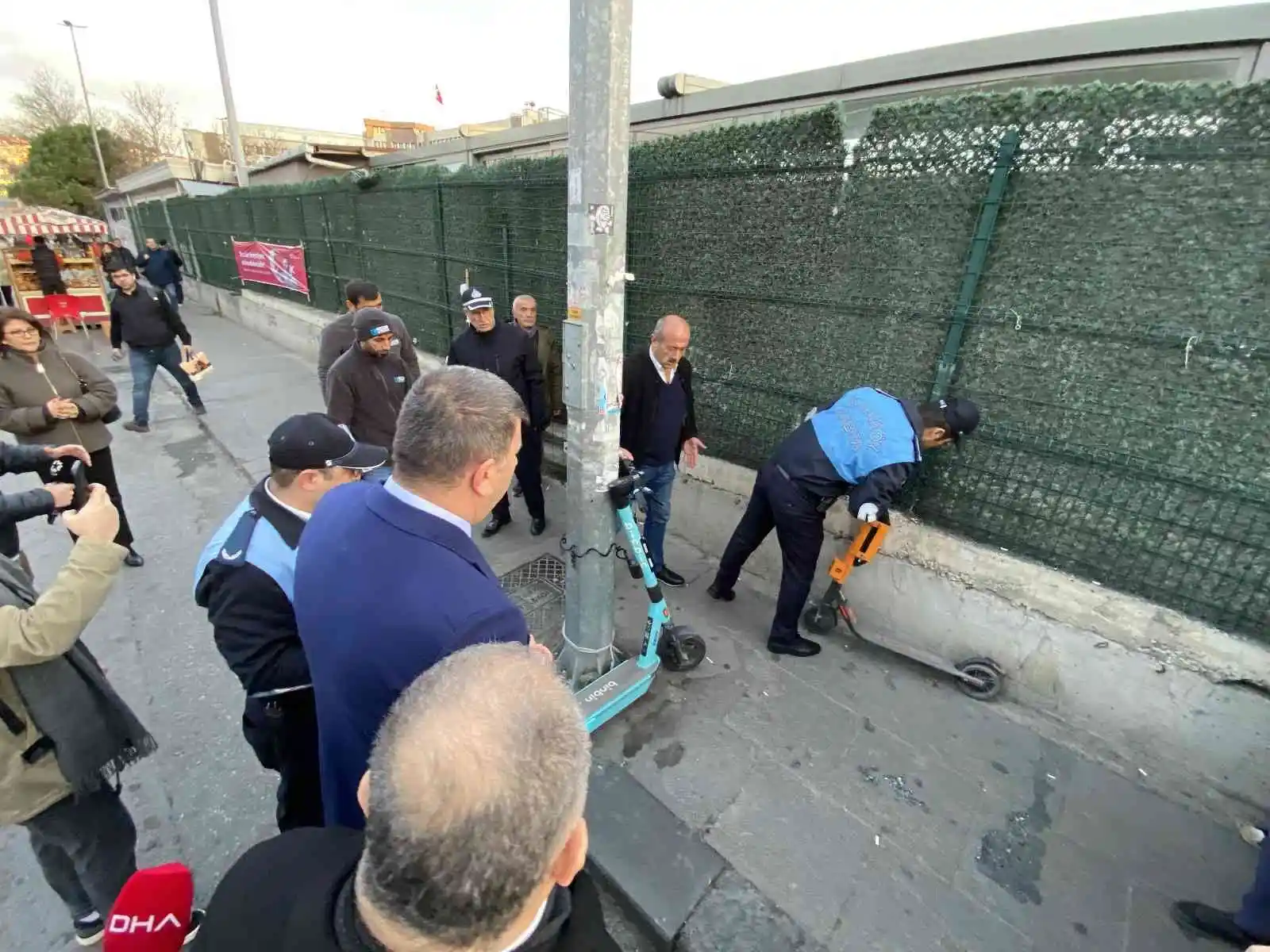 Kadıköy Belediyesi kaldırımdaki scooterları topladı
