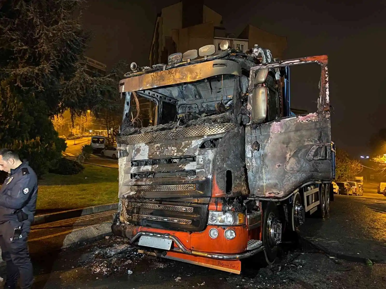 Kağıthane’de kamyon alev alev yandı