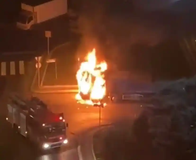 Kağıthane’de kamyon alev alev yandı