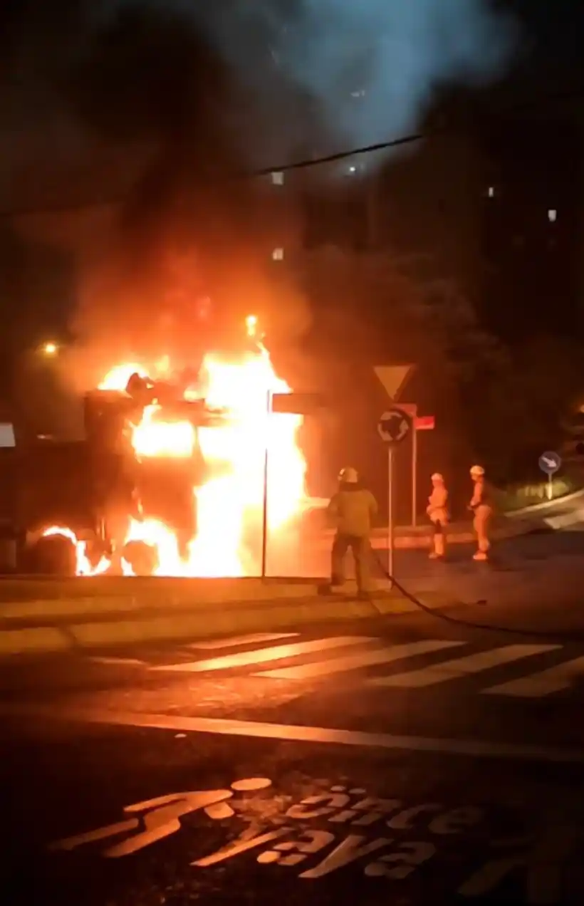 Kağıthane’de kamyon alev alev yandı