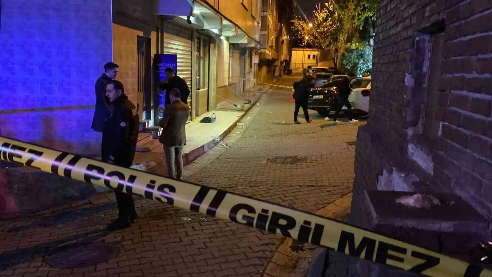 Kağıthane’de motosikletli maskeli saldırganlar kıraathaneye silahlı saldırı düzenledi: 1’i ağır 3 yaralı