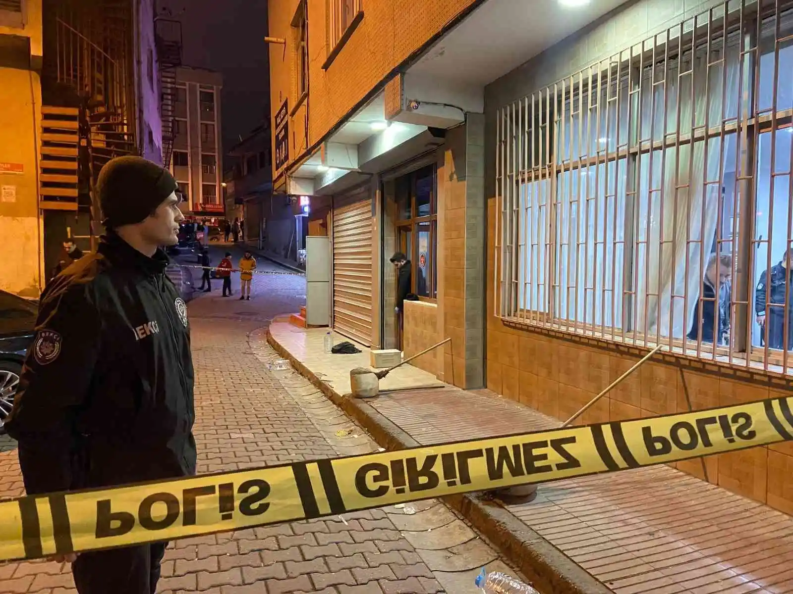 Kağıthane’de motosikletli maskeli saldırganlar kıraathaneye silahlı saldırı düzenledi: 1’i ağır 3 yaralı