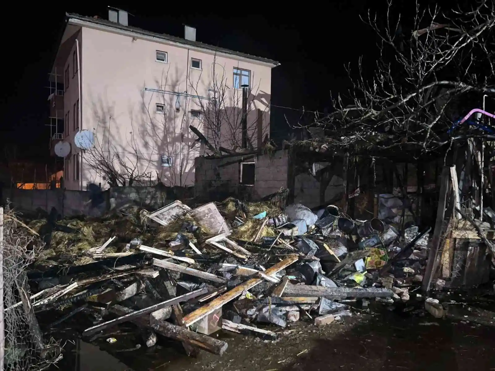 Kalorifer kazanı patladı, alevler geceyi aydınlattı