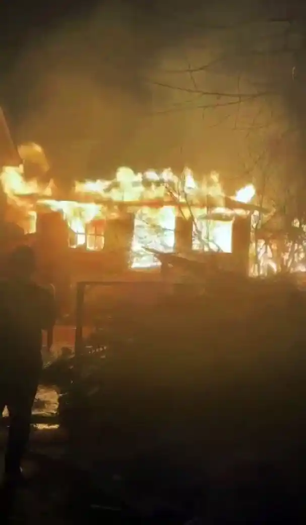Kalorifer kazanı patladı, alevler geceyi aydınlattı