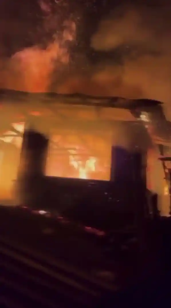 Kalorifer kazanı patladı, alevler geceyi aydınlattı