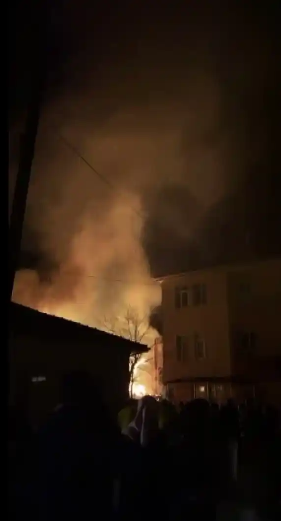 Kalorifer kazanı patladı, alevler geceyi aydınlattı