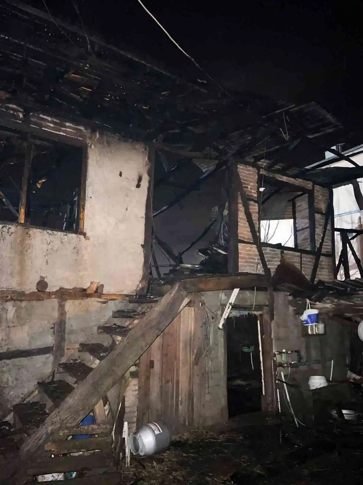 Kalorifer kazanı patladı, alevler geceyi aydınlattı