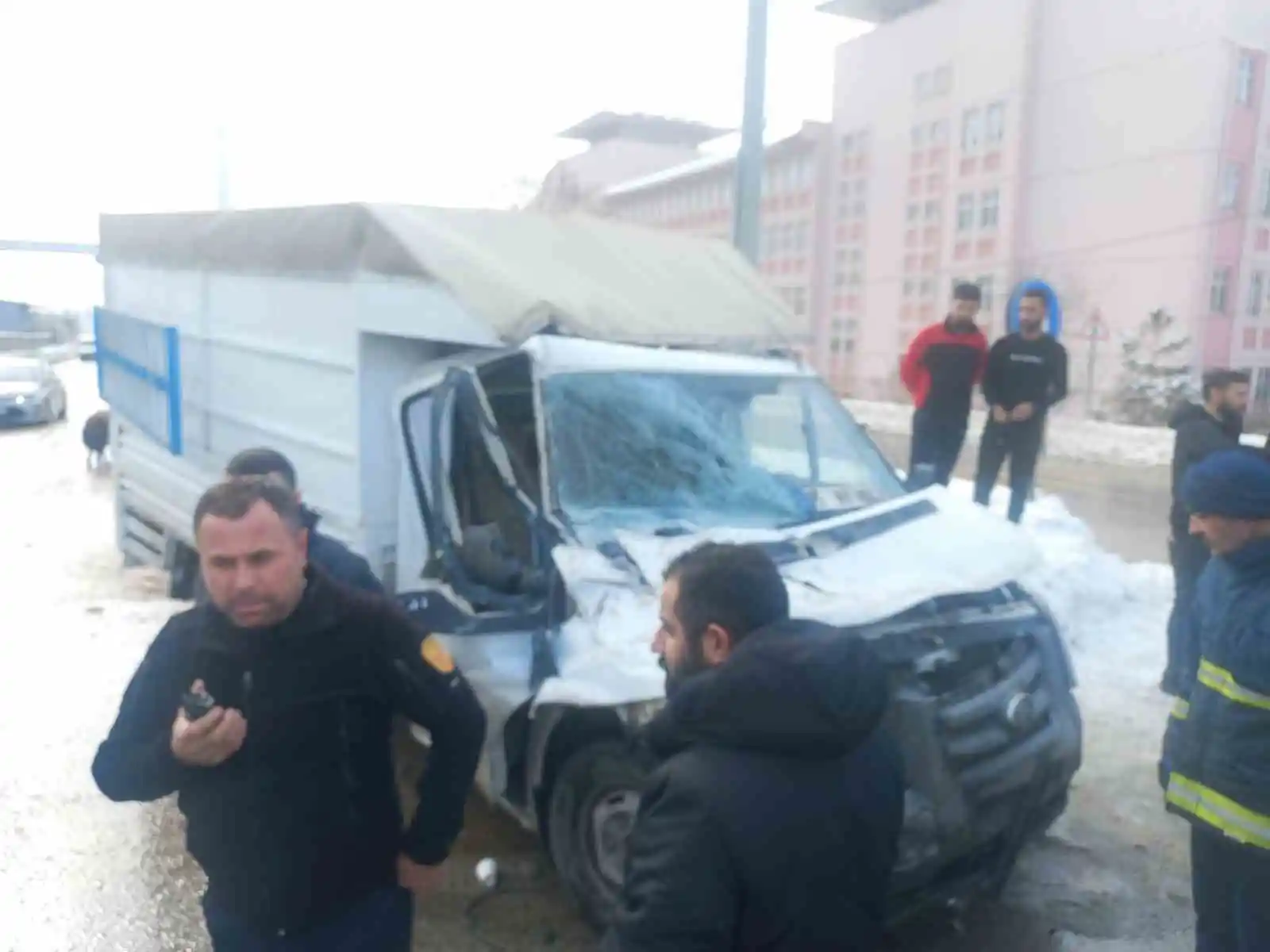 Kamyonet tırla çarpıştı: 1 yaralı