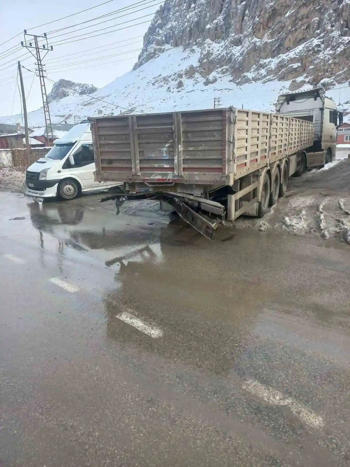Kamyonet tırla çarpıştı: 1 yaralı