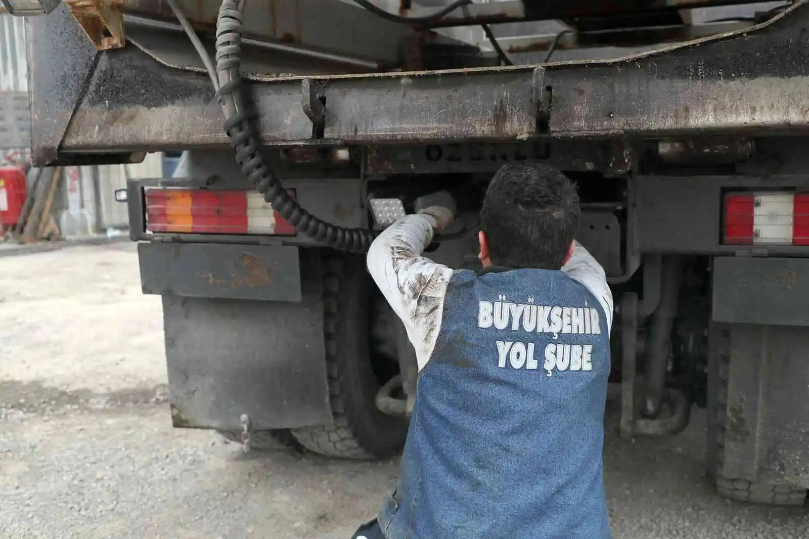 Kar küreme ve tuzlama araçları hazır hale getiriliyor