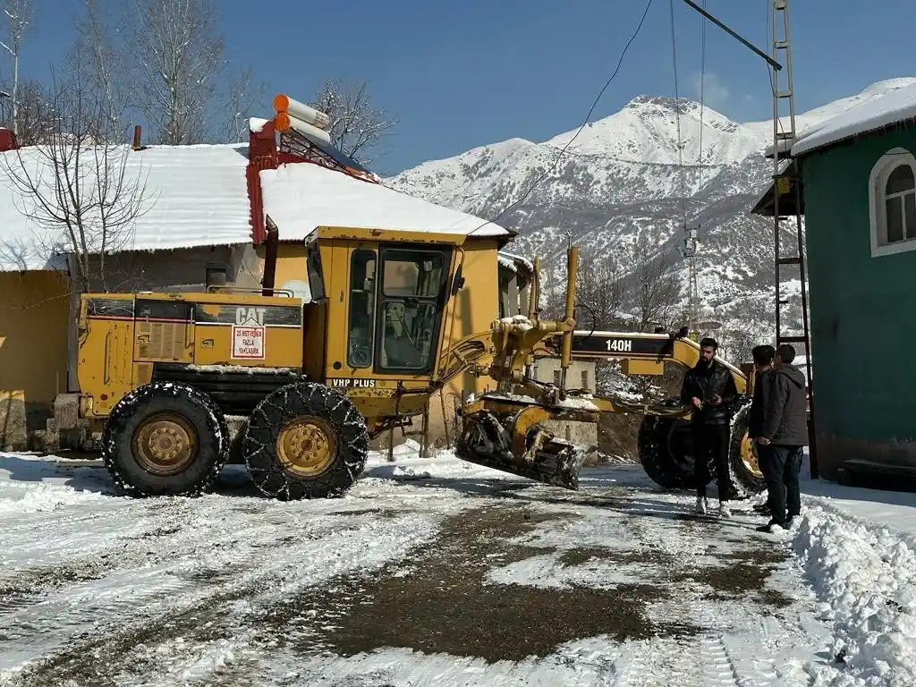 Kar ve olumsuz hava şartlarından dolayı 49 yerleşim yolunu kapattı