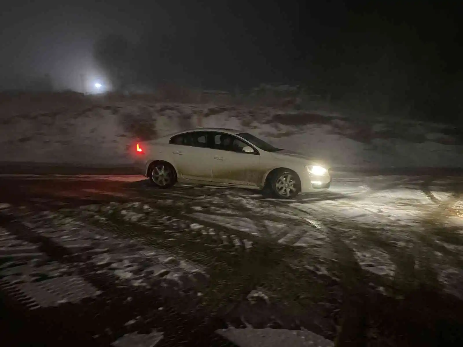 Kar yağışı sürücülere zor anlar yaşatıyor