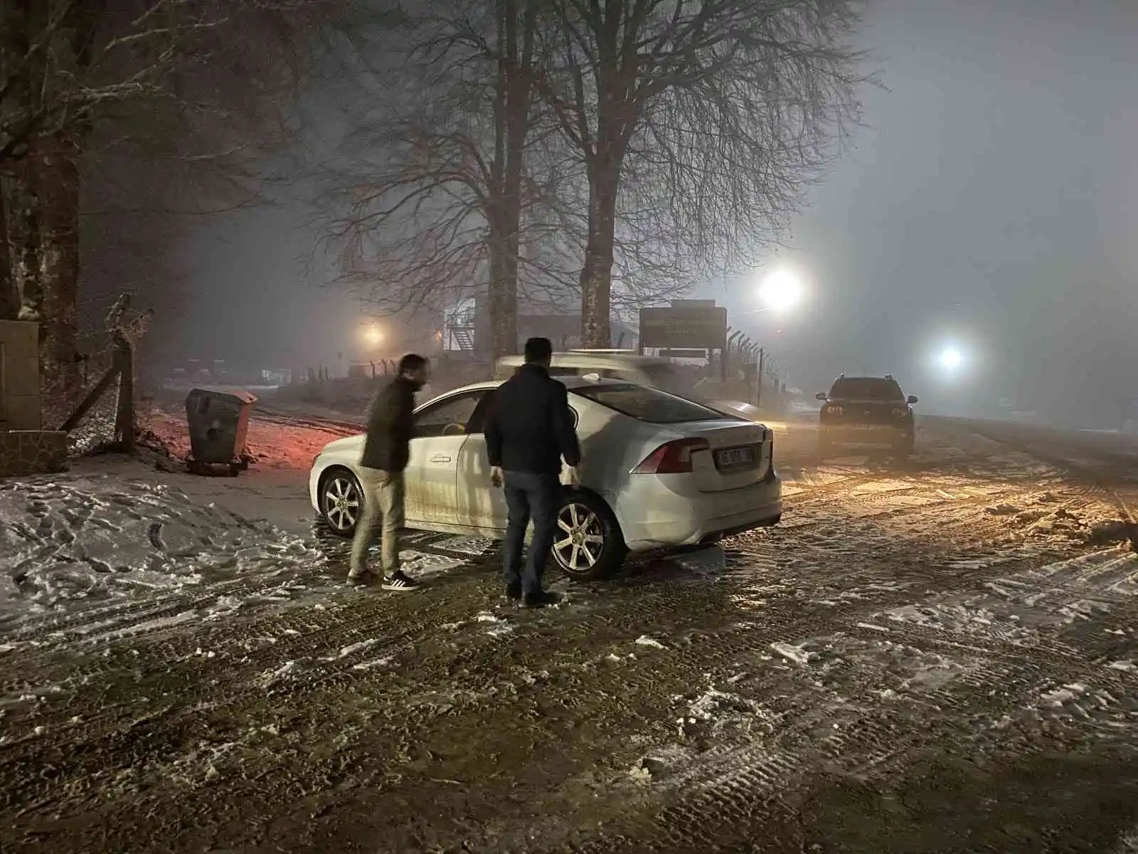 Kar yağışı sürücülere zor anlar yaşatıyor