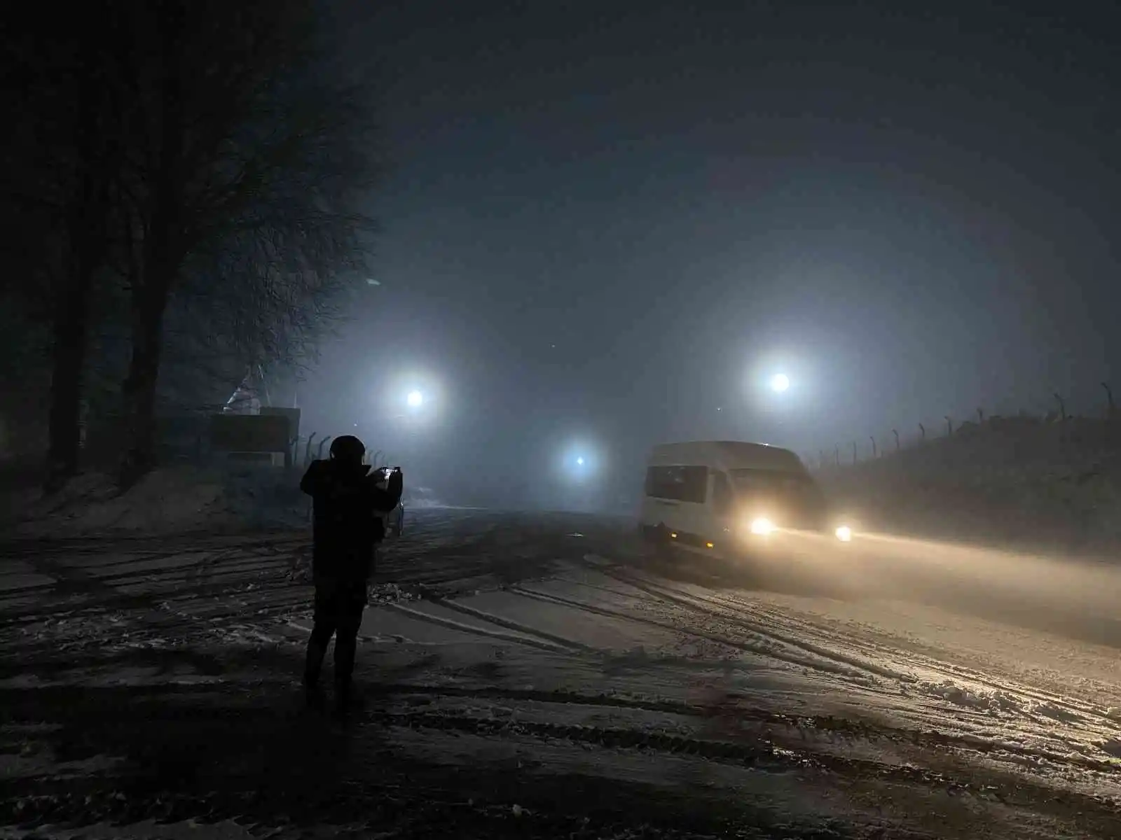 Kar yağışı sürücülere zor anlar yaşatıyor