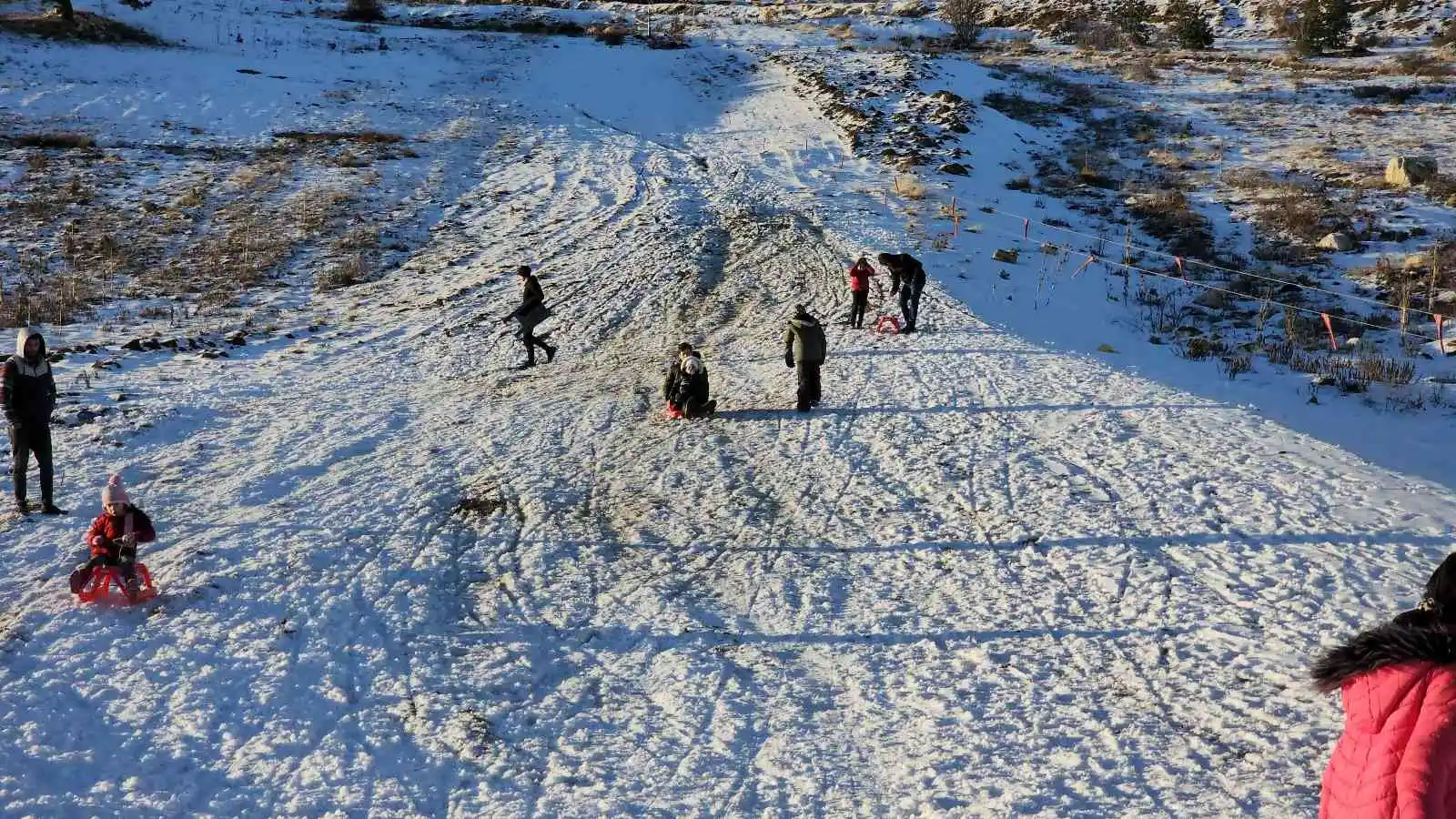 Karabük’te vatandaşlar kar keyfi için 2 bin rakımlı zirveye çıktı
