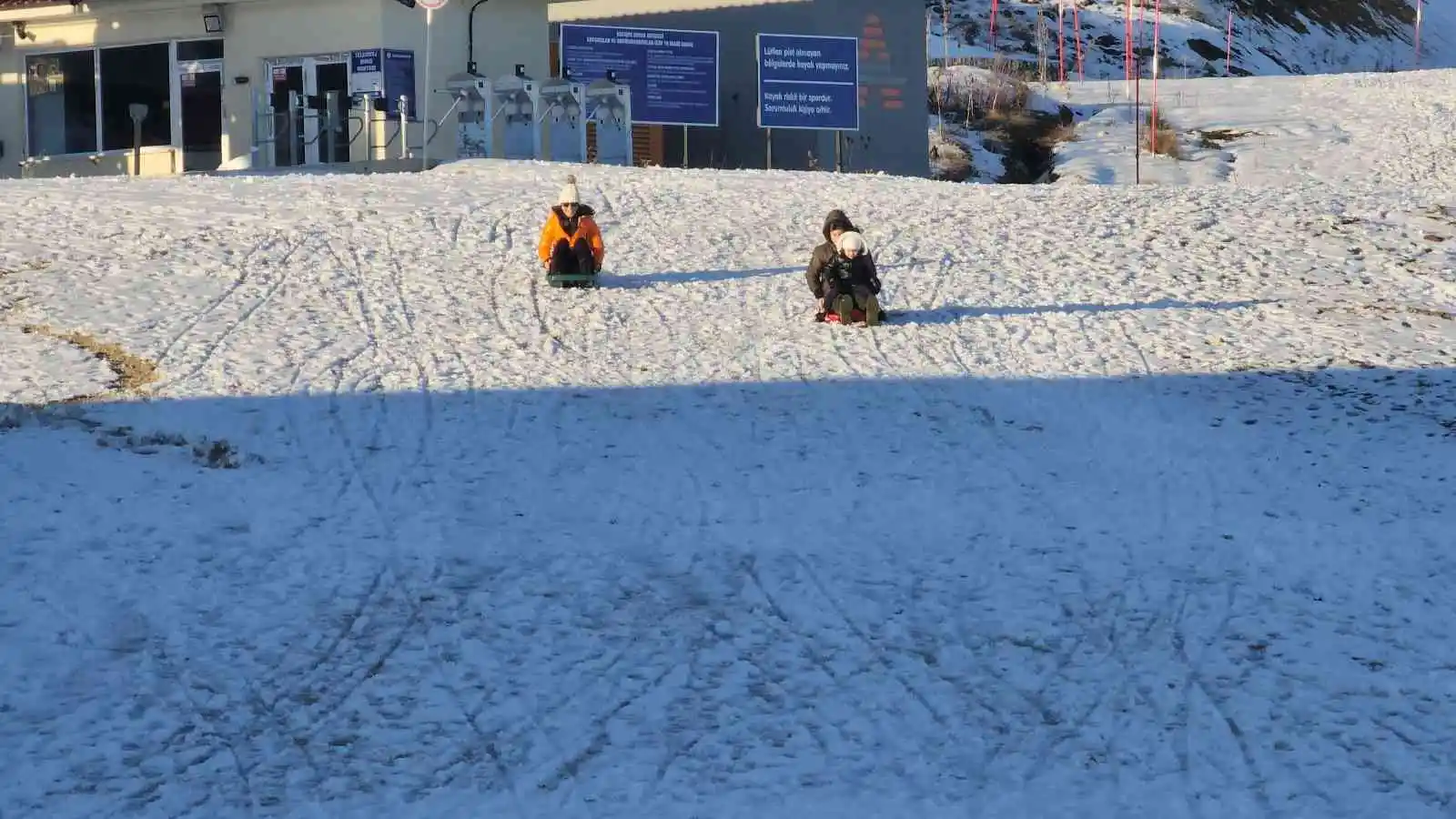 Karabük’te vatandaşlar kar keyfi için 2 bin rakımlı zirveye çıktı