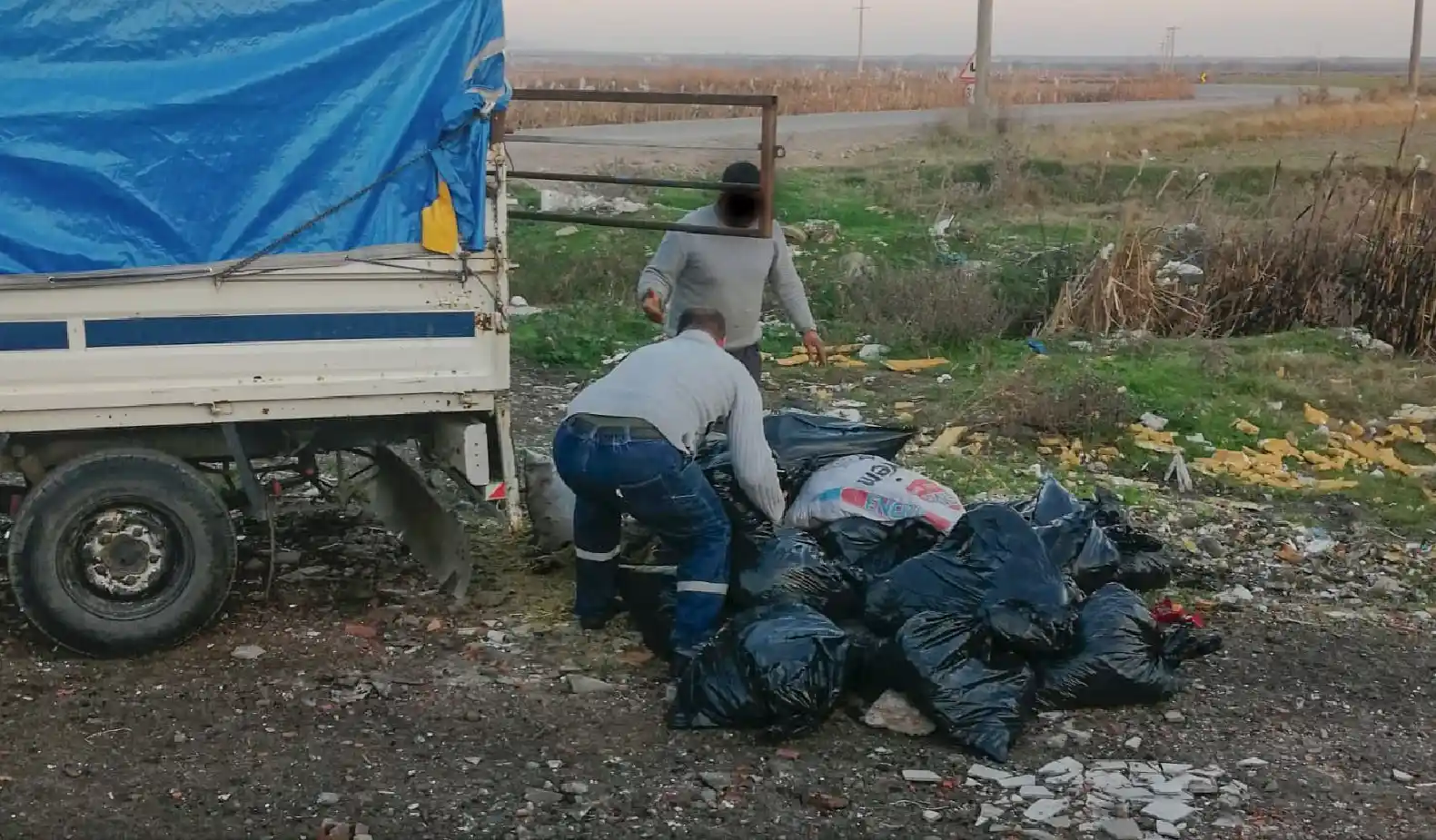 Karacabey’de kaçak moloz dökenlere geçit yok