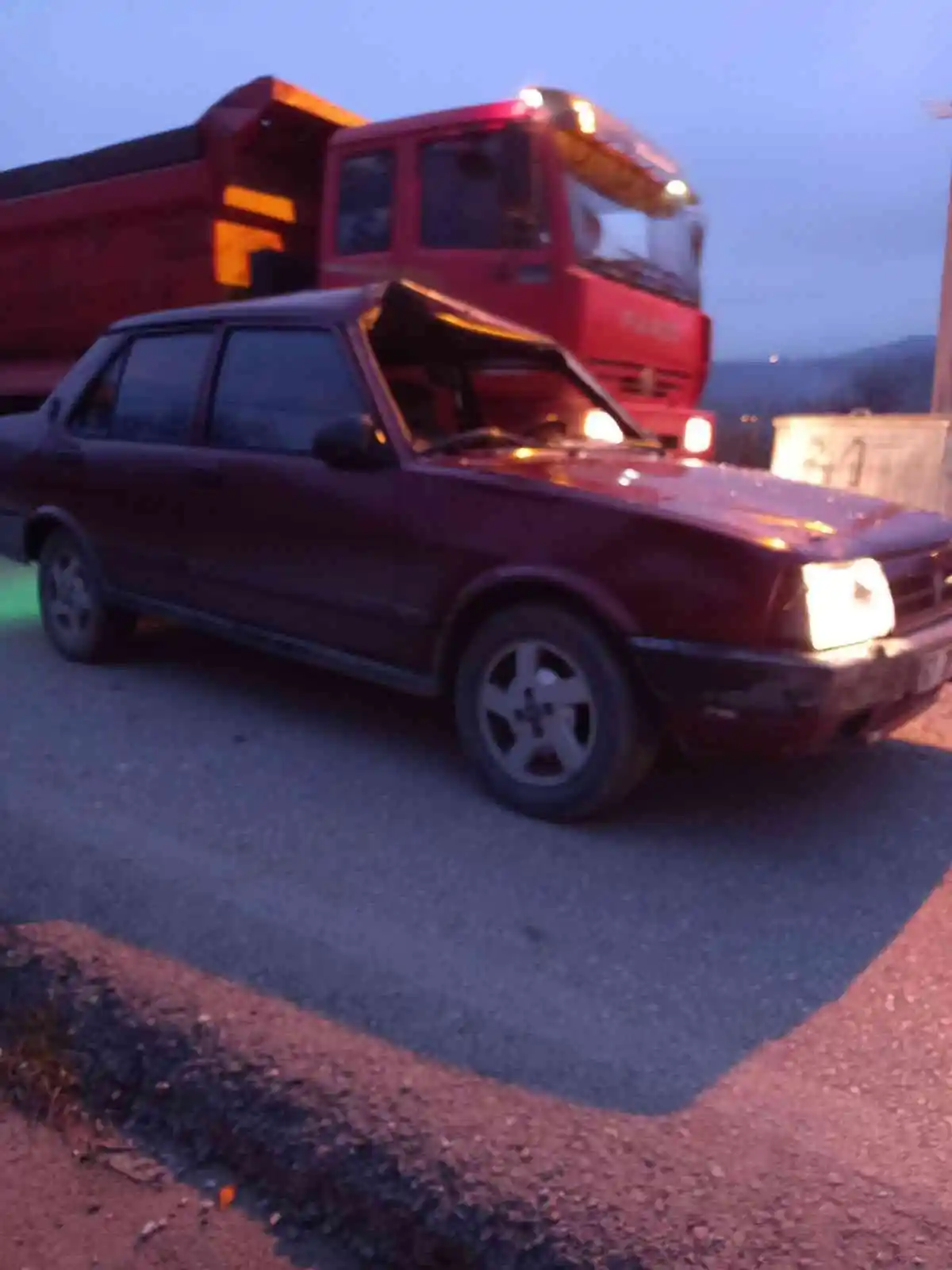 Karayoluna çıkan ineğe otomobil çarptı