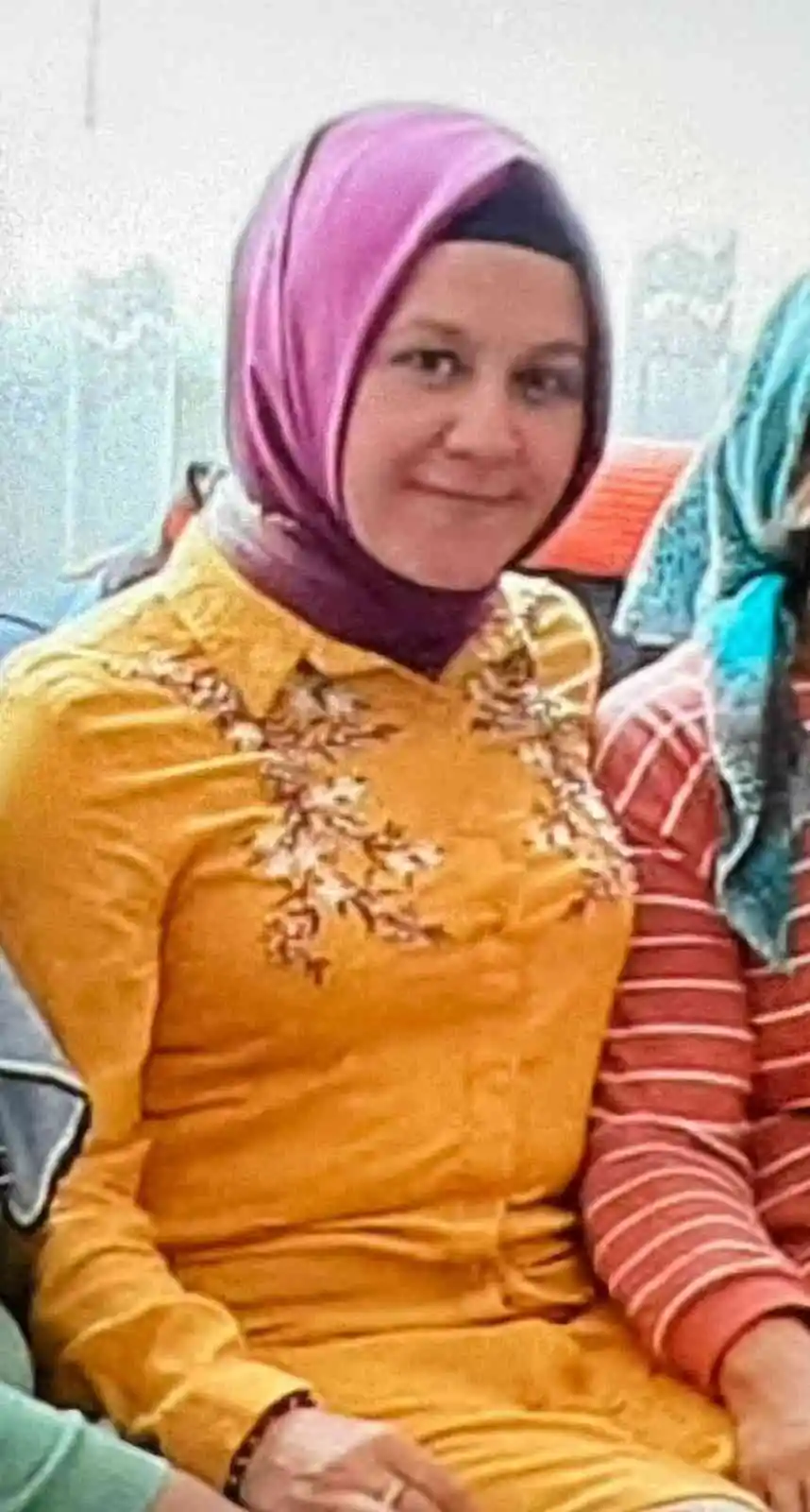 Karısını önce eşarpla boğmaya çalıştı, sonra bıçakla boğazını kesti