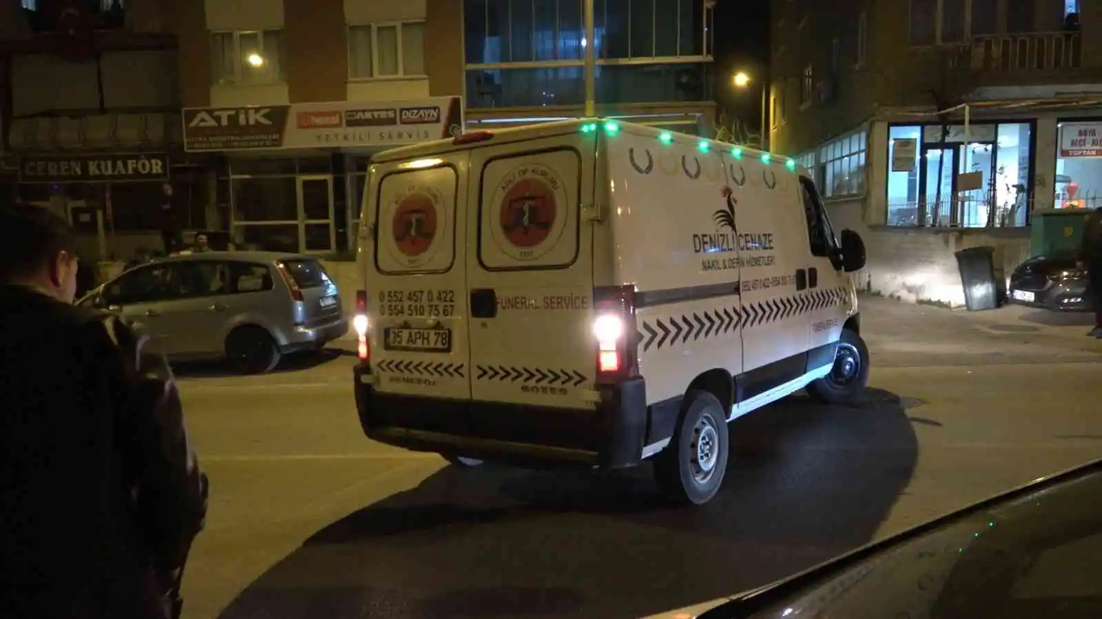 Karısını önce eşarpla boğmaya çalıştı, sonra bıçakla boğazını kesti
