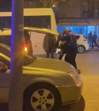 Karısını önce eşarpla boğmaya çalıştı, sonra bıçakla boğazını kesti