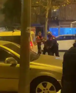 Karısını önce eşarpla boğmaya çalıştı, sonra bıçakla boğazını kesti