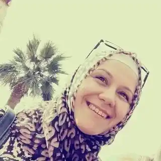 Karısını önce eşarpla boğmaya çalıştı, sonra bıçakla boğazını kesti