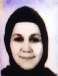 Karısını önce eşarpla boğmaya çalıştı, sonra bıçakla boğazını kesti