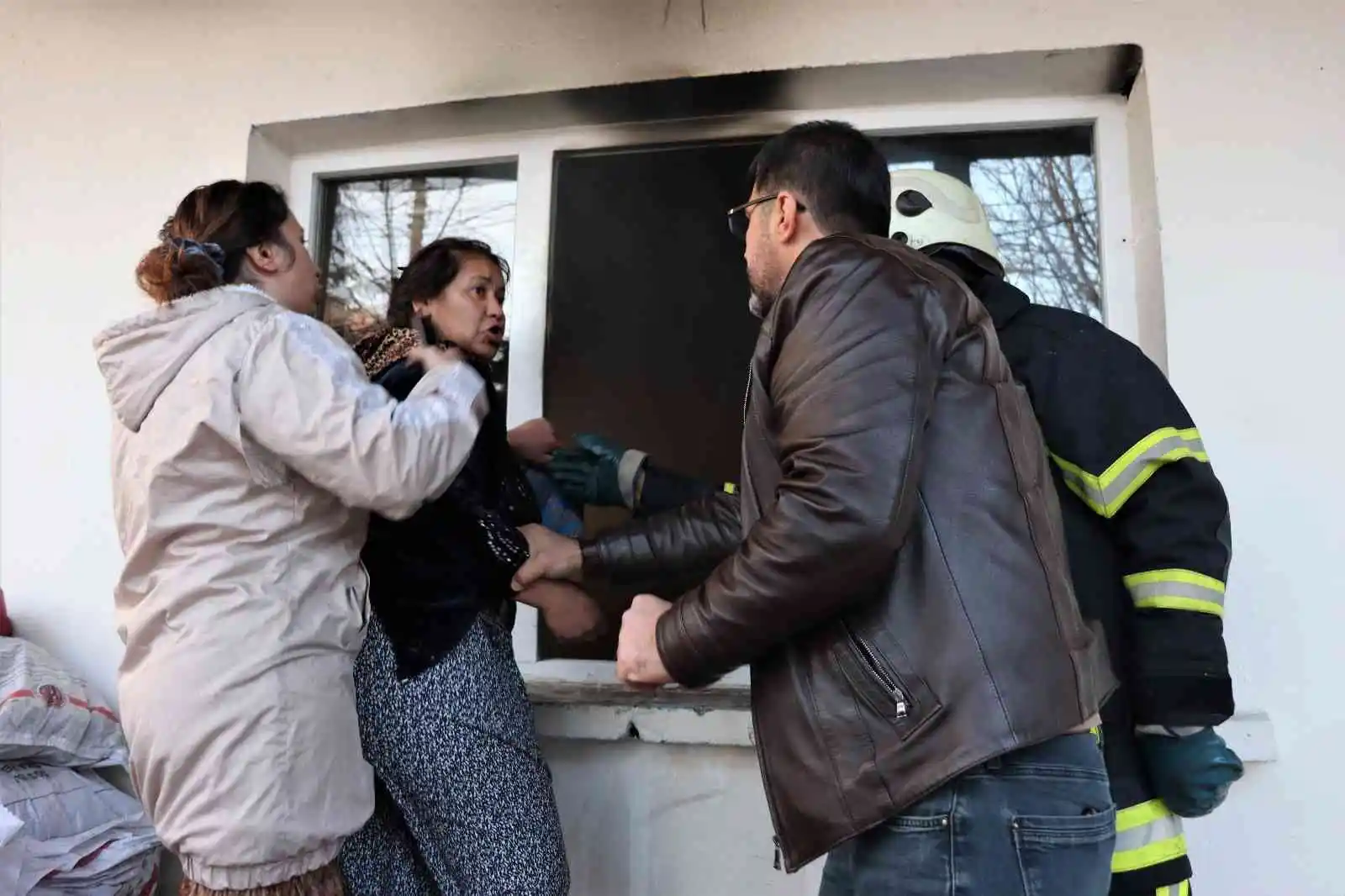 Karısıyla tartıştı, evini ateşe verdi