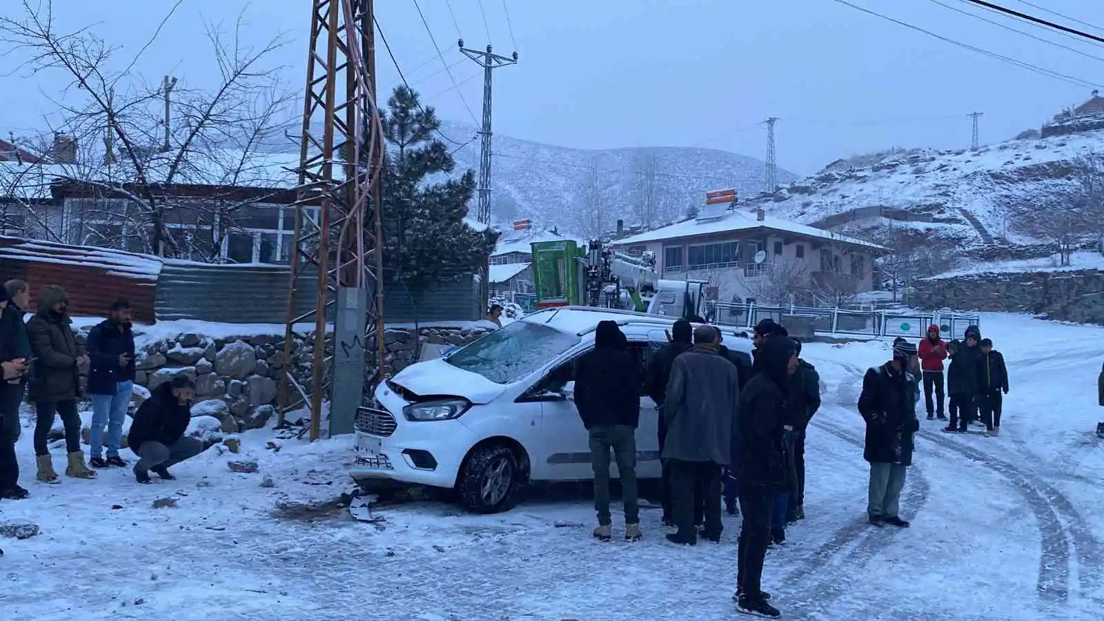 Karlıova’da hafif ticari araç elektrik trafosuna çarptı