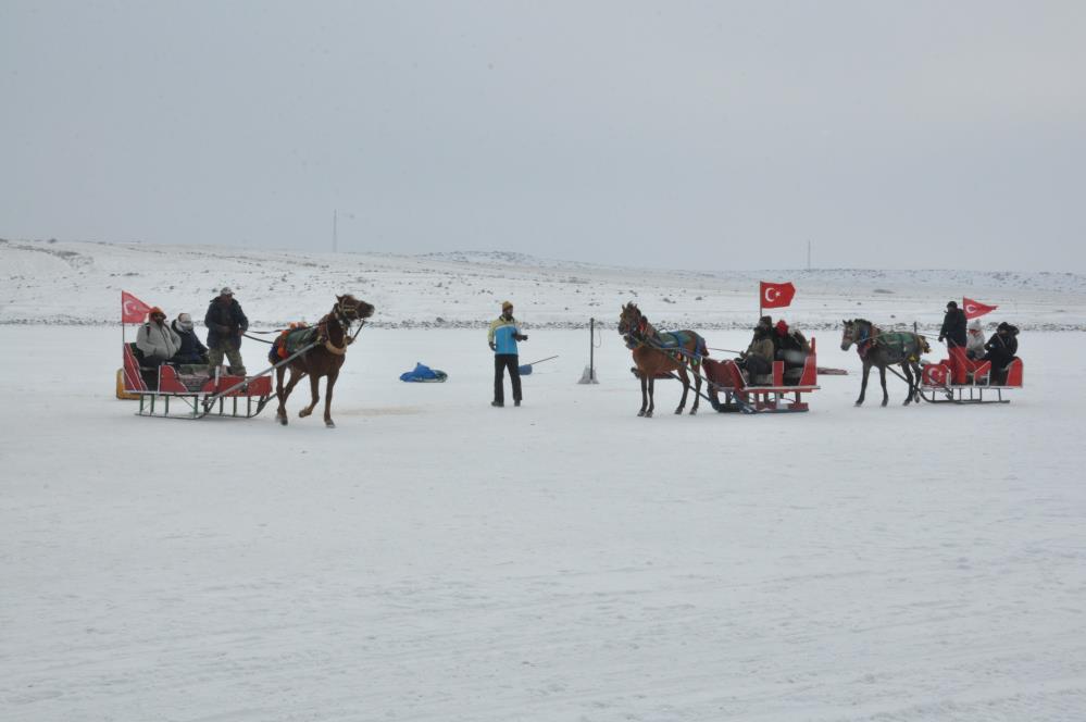 Kars'ta buz üstünde atlı kızak keyfi