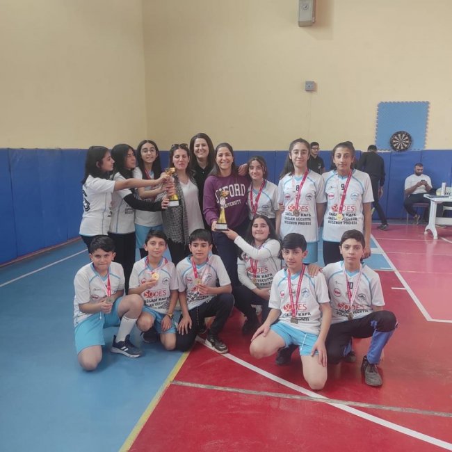 Kars'ta okullar arası badminton turnuvası sona erdi