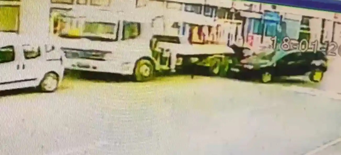 Kars'ta seyir halindeki aracın çarptığı kişi hayatını kaybetti: O anlar kamerada