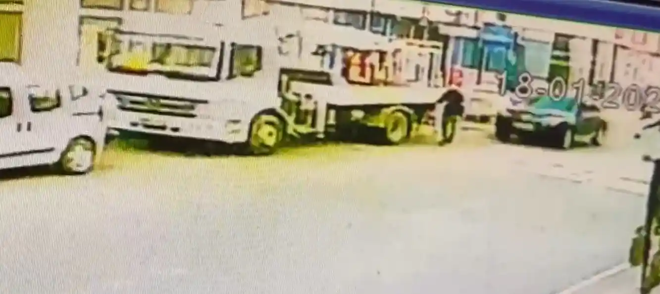 Kars’ta seyir halindeki aracın çarptığı kişi hayatını kaybetti: O anlar kamerada
